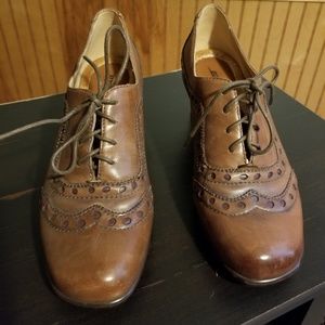 Earth heeled leather brogues-EUC